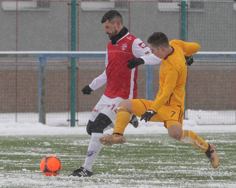 Přípravné utkání Fortuna národní ligy mezi FK Pardubice (ve červenobílém) a FK Dukla Praha U-21 (ve žlutém) na hřišti v Ohrazenicích v Pardubicích