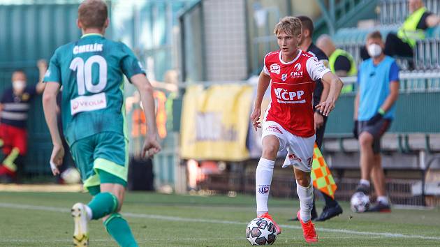 Fotbalové utkání Fortuna ligy mezi FK Pardubice (v červenobílém) a MFK Karviná ( v zeleném) na Městském stadionu Ďolíček v Praze.