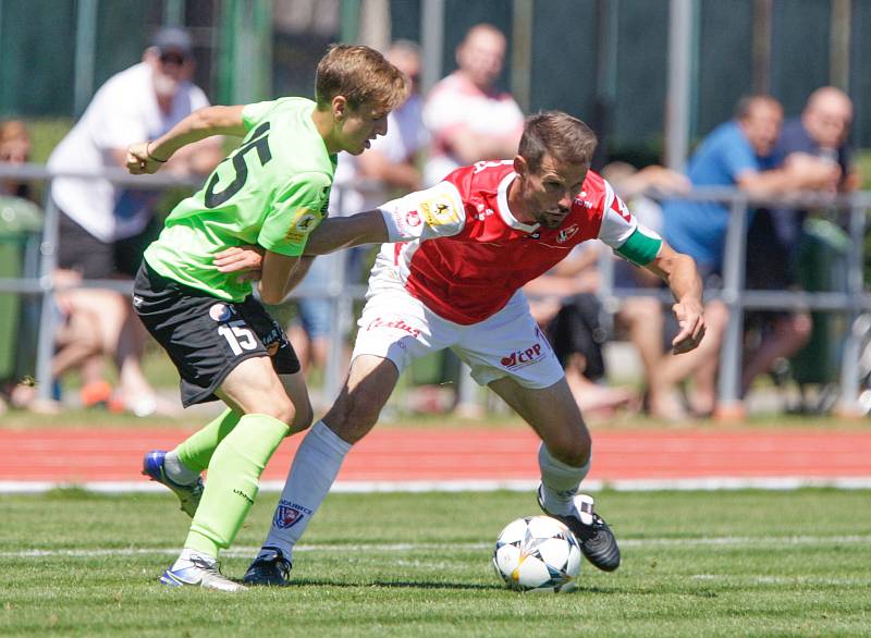 Přípravné fotbalové utkání mezi FK Pardubice (v červenobílém) a FK Viktoria Žižkov (v zeleném) na hřišti v Přelouči.