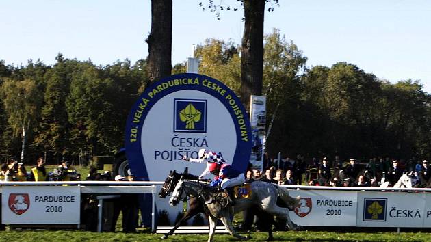 Josef Váňa to dokázal. S Tiumenem vyhrál 120. Velkou pardubickou steeplechase. Druhý doběhl Amant Gris s Markem Stromským