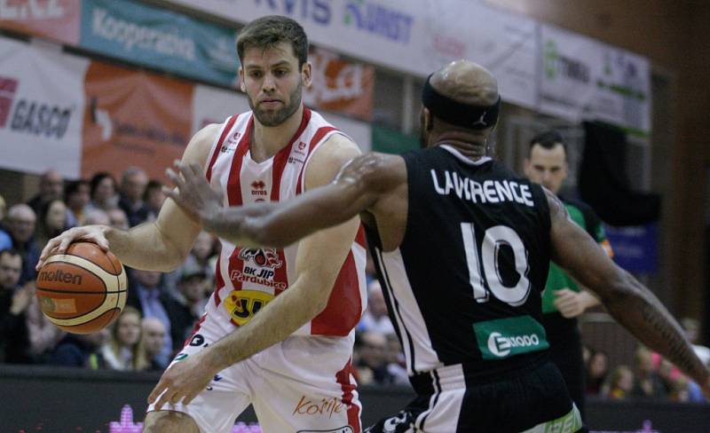 Basketbalové utkání Pardubice - Nymburk (73:69).