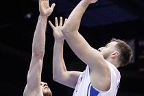 Čeští basketbalisté (v bílém) porazili na úvod kvalifikace Island o dvacet bodů. Hrálo se v pardubické Tipsport aréně.
