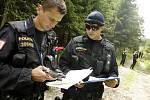 Cvičení Záchrana 2010. Desítky policistů prohledávaly lesy okolo Horního Jelení, kde se měli ztratit dva senioři.