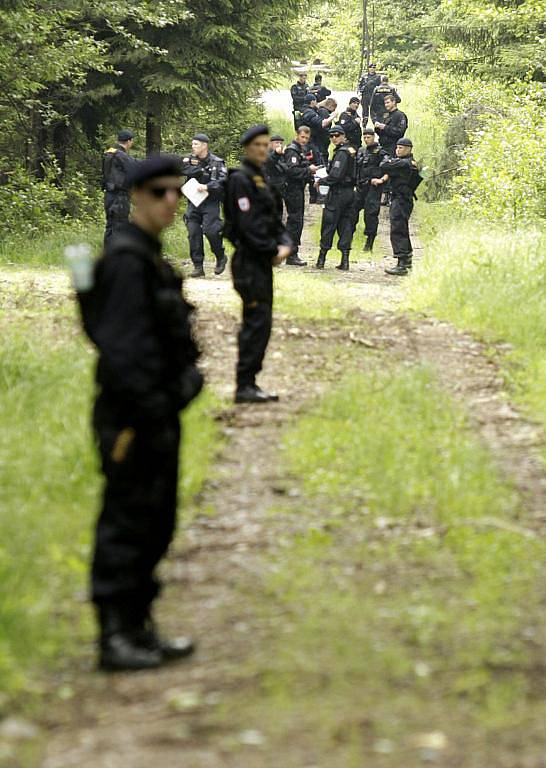 Cvičení Záchrana 2010. Desítky policistů prohledávaly lesy okolo Horního Jelení, kde se měli ztratit dva senioři.