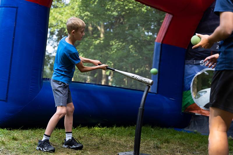 Nezaleknou se dýmu ani ohně. Koně i psi strážníků váleli ve Sportovním parku. Desítky sportů si tam lidé mohou vyzkoušet až do neděle.