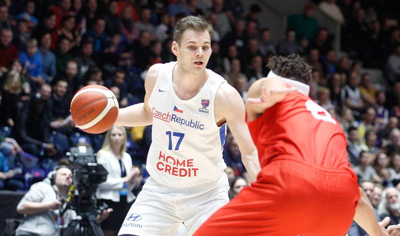 Kvalifikační utkání na Euro 2021 v basketbale mezi Českou republikou ( v bílém) a Dánskem (v červeném) v pardubické enteria areně.