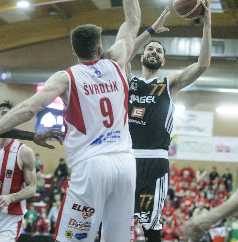 Basketbalové utkání 12. kola nadstavbové část Kooperativy NBL mezi BK JIP Pardubice (v bíločerném) a ČEZ Basketball Nymburk (v černém) v pardubické hale na Dašické.