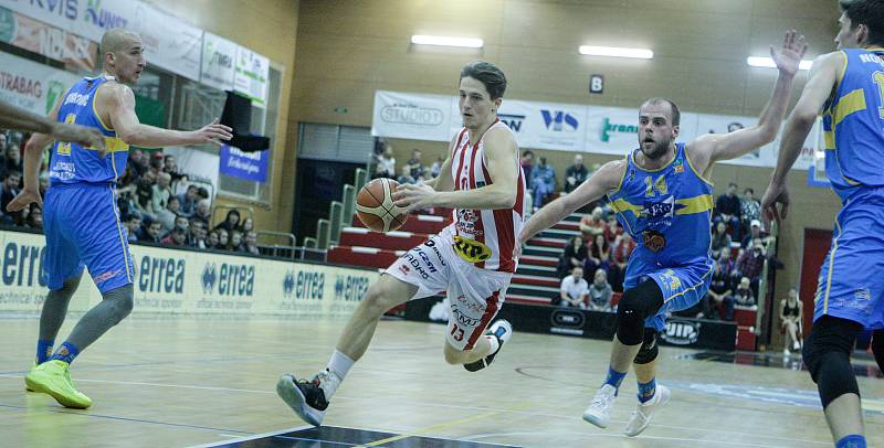 Basketbalové utkání Kooperativy NBL mezi BK JIP Pardubice (v bíločerném) a Basket Fio banka Jindřichův Hradec (v modrém) v pardubické hale na Dašické.