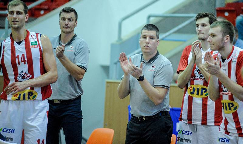 Basketbalové utkání Kooperativy NBL mezi BK JIP Pardubice (v červenobílém) a ERA Basketball Nymburk (v černém) v pardubické hale na Dašické.