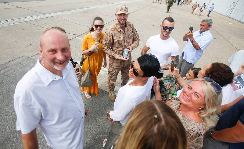 Slavnostní nástup vojáků 20. úkolové uskupení Armády ČR, kteří se vrátili z Afghánistánu, na letišti v Pardubicích.