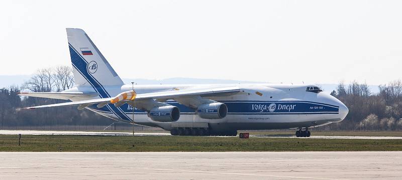 Na pardubickém letišti 1.4. přistál čtvrtý nákladní speciál Antonov An-124-100M Ruslan s dalším nákladem  zdravotnického materiálu a ochranných prostředků.