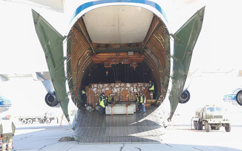 Na pardubickém letišti 1.4. přistál čtvrtý nákladní speciál Antonov An-124-100M Ruslan s dalším nákladem  zdravotnického materiálu a ochranných prostředků.