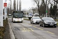 Vyhrazené pruhy pro vozidla MHD, Taxi, IZS a cyklisty na Sukově ulici.