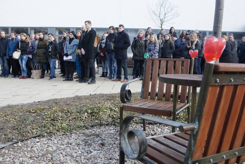 Studenti i divadelníci vyšli ven a stávkovali.