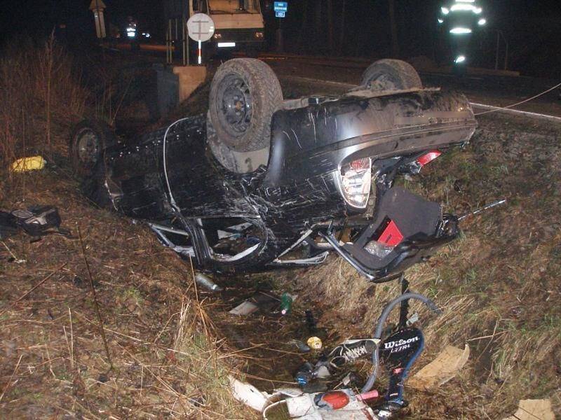 ŽABOKRKY. Hasiči museli z vozidla vyprostit dvě těžce zraněné osoby, třetí osoba bohužel svým zraněním na místě podlehla.