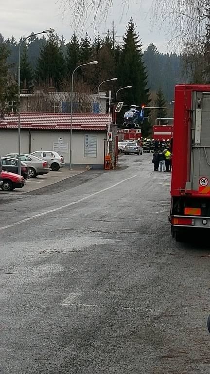 Situace v okolí Poličských strojíren ve 14:00. Na místě je velký počet záchranářů. Vrtulníky stále vozí raněné.