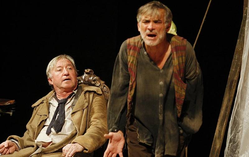 Známí herci Jiří Lábus a Oldřich Kaiser zavítali v sobotu večer do Východočeského divadla s představením  pražského Divadla Kalich Don Quijote. 