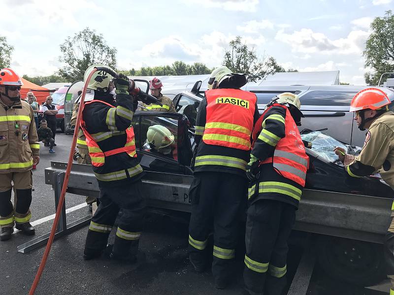 Dvanáct jednotek dobrovolných hasičů z celého kraje v Pardubicích poměřilo své síly v soutěži ve vyprošťování při dopravní nehodě.