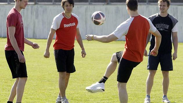 Pardubice zahájily letní přípravu. První dávka kondičního kouče Noska byla ještě mírná. Hlavní náplní úvodního setkání byl fotbal.