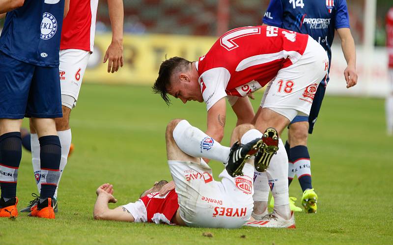 Utkání Fobalové národní ligy mezi FK Pardubice (ve červenobílém) a SK Líšeň ( v modrém) na hřišti pod Vinicí v Pardubicích.