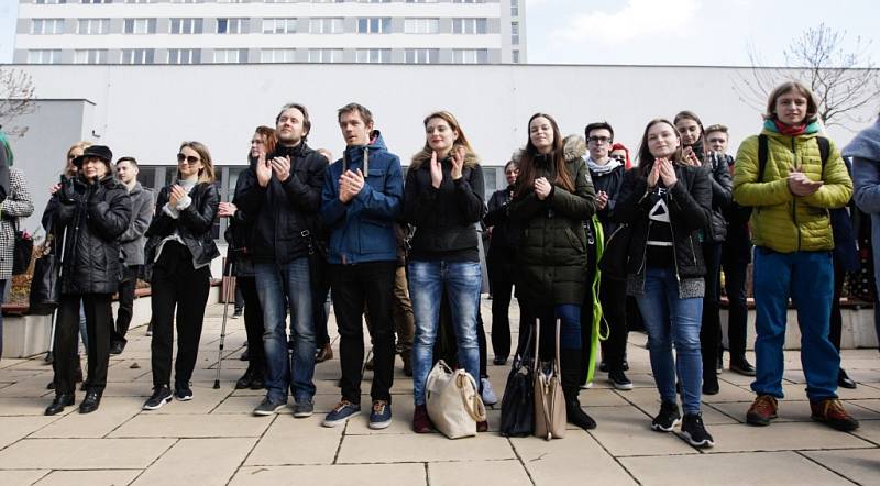 Studenti i divadelníci vyšli ven a stávkovali.