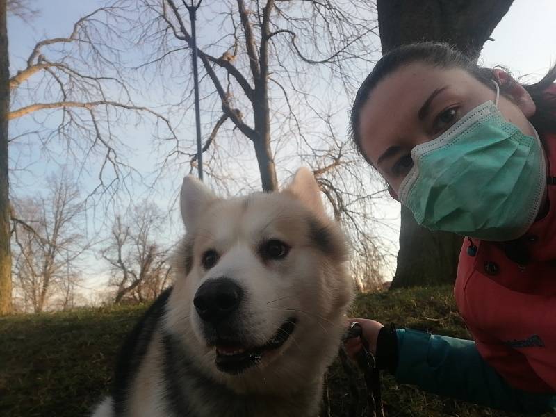 Anna Horáková: "A tímto bych chtěla podpořit všechny, aby se nebáli nosit roušku!!! Má to smysl, i když jdete třeba venčit psa jako já!"