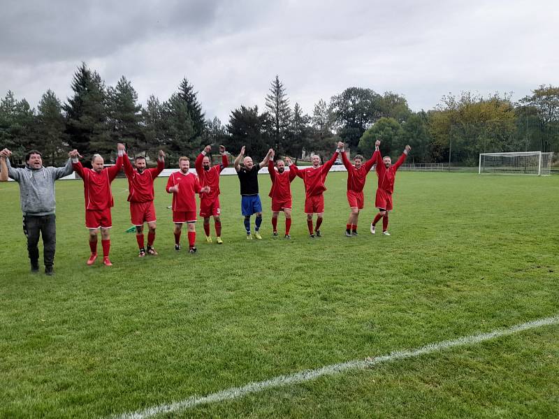 Seriál Pivo, Párek a Liga Mistrů zavítal do Dřenic, kde působí legenda Sparty Praha Radim Holub (v červeným - s číslem 7).