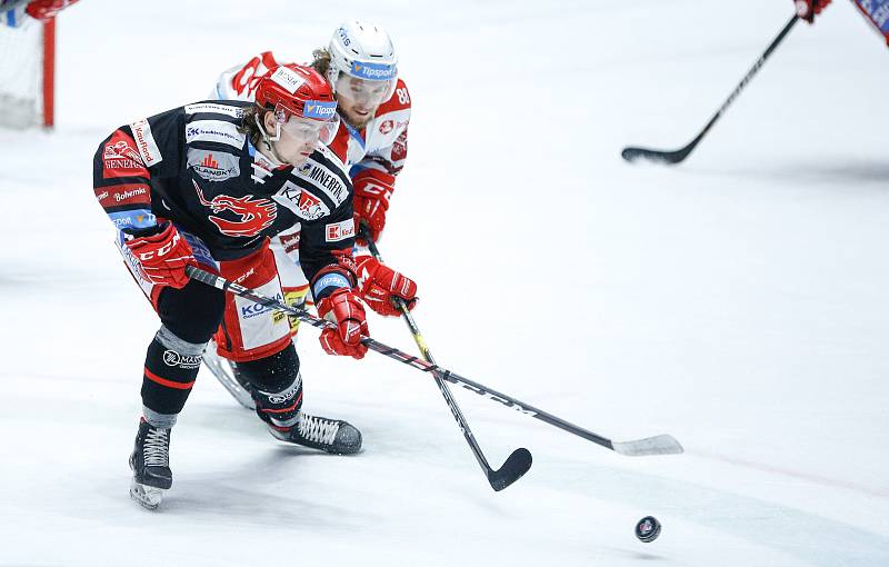 Hokejové utkání Tipsport extraligy v ledním hokeji mezi HC Dynamo Pardubice (v bíločerveném) a HC Oceláři Třinec.