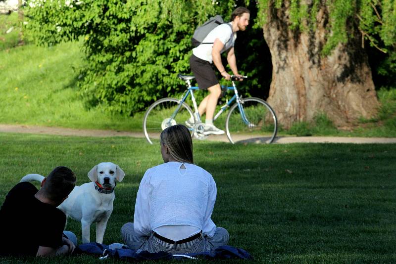 Stovky lidí vyrazily na procházku bez respirátoru, na výlet na kolech nebo jen tak posedět po nákupech do parku. Tyršovy sady i park Na Špici v Pardubicích byly doslova v obležení.