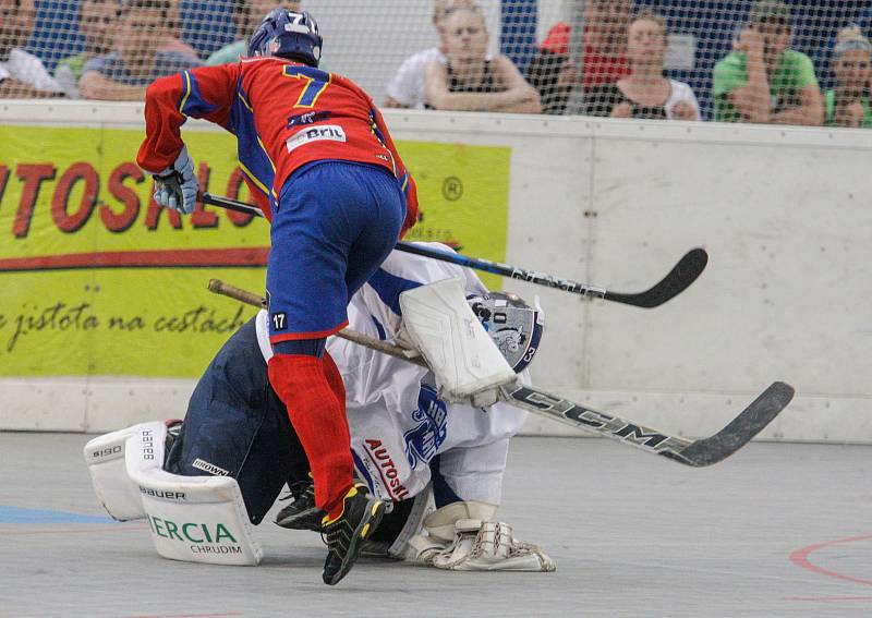 Čtvrté finále hokejbalové play-off CROSSDOCK extraligy mezi HBC Autosklo-H.A.K. Pardubice (v bílomodrém) a  HC Kert Park Praha(v červeném) na hřišri v Polabinách.