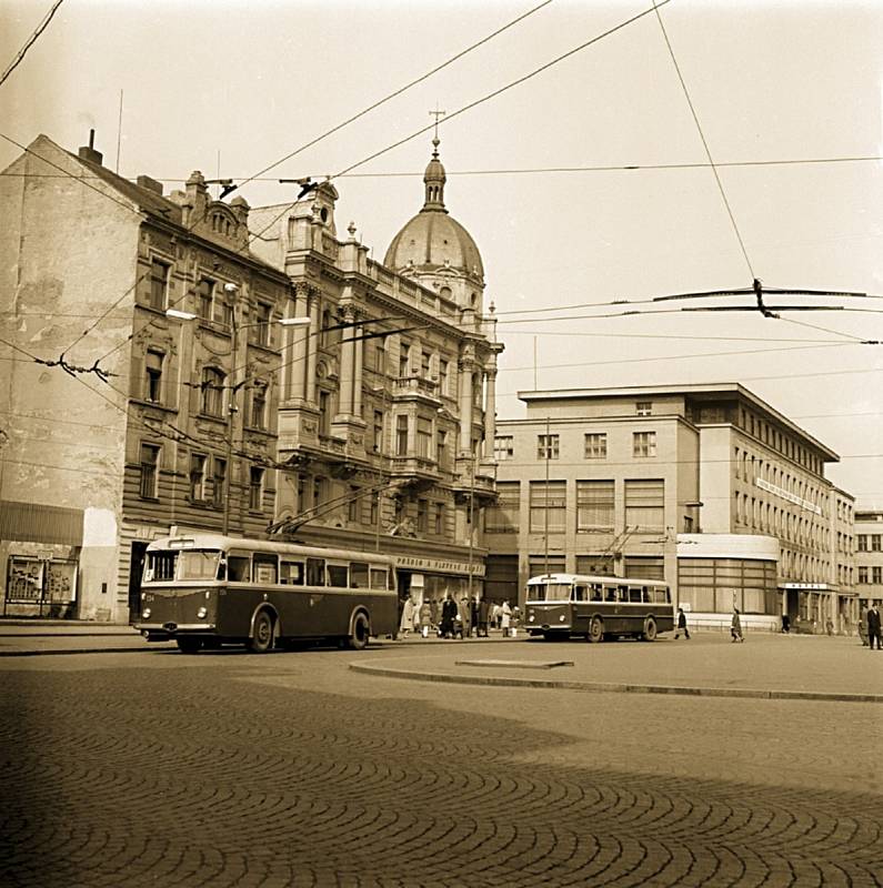 Náměstí Osvobození (dnes náměstí Republiky) v roce 1960 s trolejbusy Škoda 8T