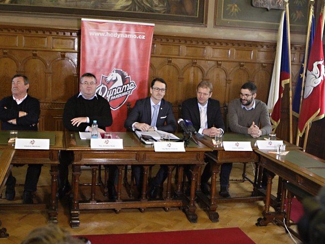 Tisková konference města Pardubice k převzetí hokejového klubu HC Dynamo Pardubice.