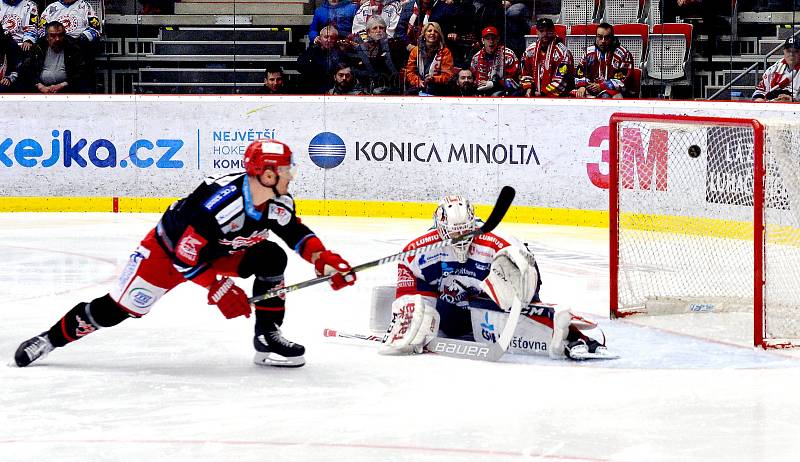 První čtvrtfinále play-off Třinec - Pardubice. Oceláři rozhodli v nájezdech.