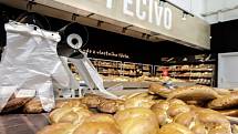 Zákazníci ve slevových letácích hledají častěji než dosud nabídku levnějších rohlíků či chleba, které chybí jen v málokterém nákupním košíku