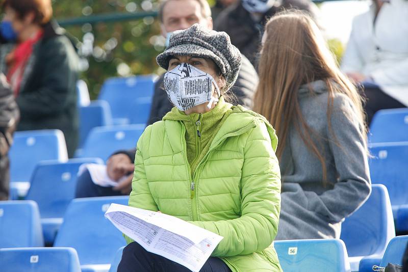 Zahájení 130. Velké pardubické se Slavia pojišťovnou, která se konalo před prázdnými tribunami na pardubickém dostihovém závodišti.