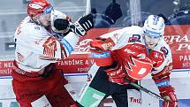 Hokejové utkání Tipsport extraligy v ledním hokeji mezi HC Dynamo Pardubice (v červenobílém) a HC Mountfield Hradec Králové  (v bíločerveném) v pardubické enterie areně.