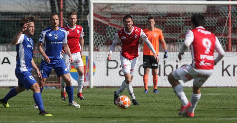 Utkání Fobalové národní ligy mezi FK Pardubice (ve červenobílém) a FC Sellier & Bellot Vlašim (v modrobílém) na hřišti pod Vinicí v Pardubicích.