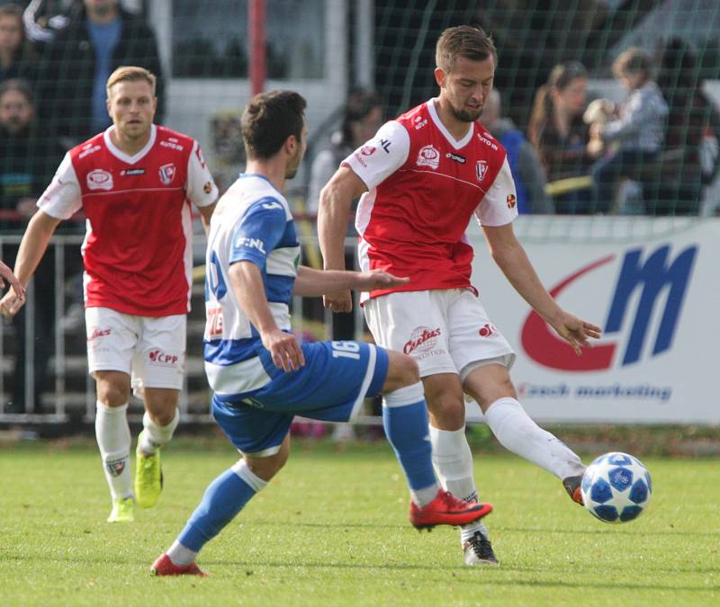 Utkání Fotbalové národní ligy mezi FK Pardubice (v červenobílém) a FK Ústí na Labem.