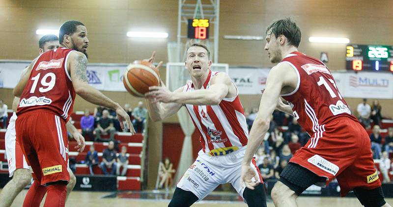 Basketbalové utkání semifinále Alpe Adria Cupu mezi BK JIP Pardubice (v bíločerveném) a BC Hallmann Vídeň (v červeném) v pardubické hale na Dašické.