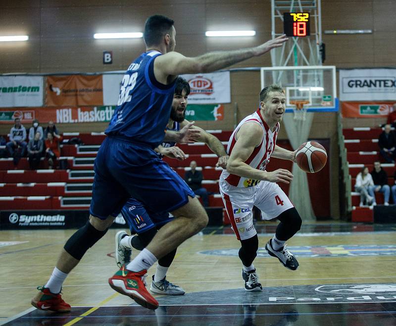 Basketbalové utkání Kooperativa NBL mezi BK JIP Pardubice (v bíločerveném) a BC Geosan Kolín (v modrém) v pardubické hale na Dašické.
