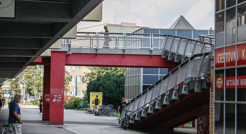 Lávka na Palackého třídě spojující obchodní centrum s protějším chodníkem by mohla v budoucnu zmizet. Architektům se v prostoru nelíbí.