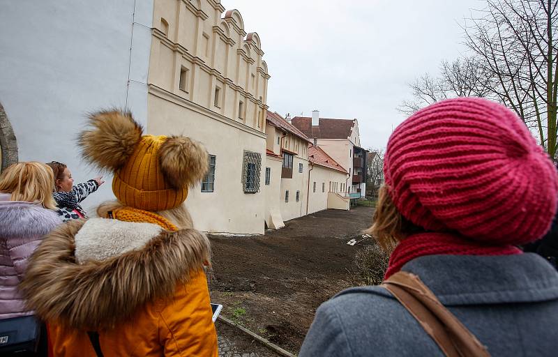 Historické budovy na pardubickém Příhrádku jsou dokončené. Stavbaři při rekonstrukci objevili mnoho překvapení – například jedno schodiště nebo velmi zachovalou černou kuchyni.