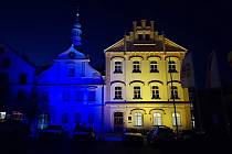Město Česká Třebová rozsvítila do modré a žluté budovu radnice.