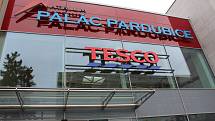 Tesco v Pardubicích bylo ve čtvrtek 15. září po rekonstrukci otevřeno.