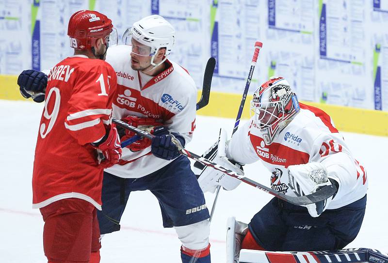 Hokejové utkání Mountfield Cupu mezi HC Dynamo Pardubice (v bílém) a Spartak Moskva (v červeném) v pardubické ČSOB pojišťovna ARENĚ.