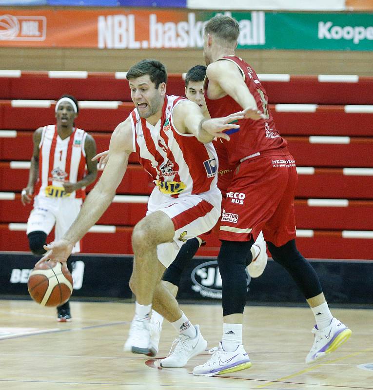 Basketbalové utkání Kooperativy NBL mezi BK JIP Pardubice (v bíločerném) a BK DEKSTONE Tuři Svitavy (v červeném) v pardubické hale na Dašické.