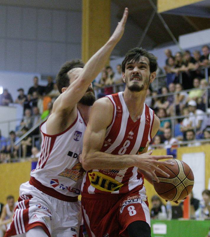 Basketbalové utkání o třetí místo Kooperativa NBL mezi DEKSTONE Tuři Svitav (v bíločerveném) a BK JIP Pardubice (v červenobílém) ve Svitavské hale na Střelnici.