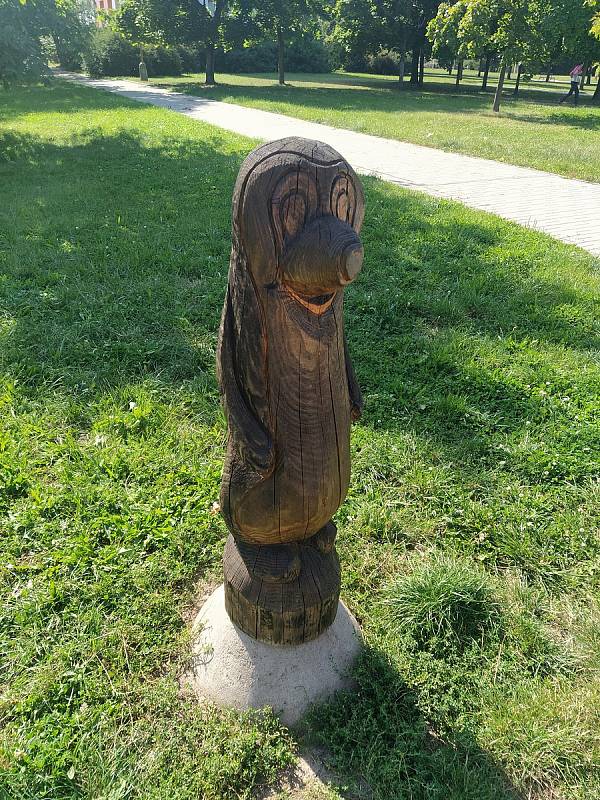 Dřevěné sochy na pardubické Dubině.