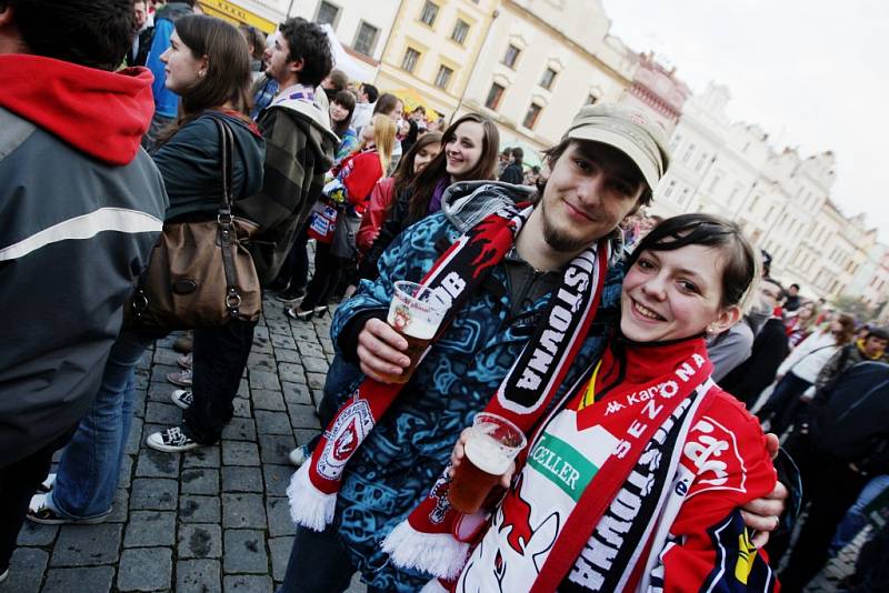 Pardubice fandí svým hokejistům na Pernštýnském náměstí před velkoplošnou obrazovkou.