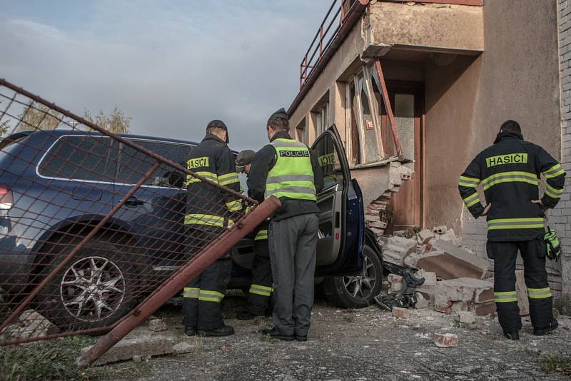 Nehoda Jana Vanáče. Automobil poslal přes dětské hřiště do rodinného domu a utekl. Po nehodě nadýchal 3,35 promile alkoholu.